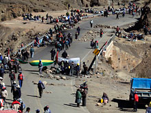 В Боливии туристы стали заложниками демонстрантов, оцепивших аэропорт с динамитом в руках