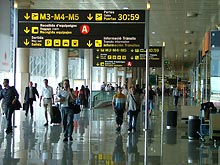 В Барселоне туристов сажают на рейс с помощью мобильников