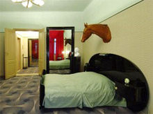 Берлинский отель вместо оплаты украшают авторскими картинами