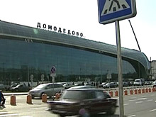 Прилетевшие из отпуска москвичи находят свои автомобили на парковке в \Домодедово\ без колес
