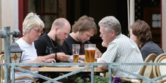 Летние кафе Риги заманивают туристов дешевым пивом