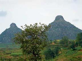 Китайцы празднуют свадьбы у подножия груди