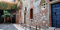 На стене \дома Джульетты\ можно оставить послание за 100 евро