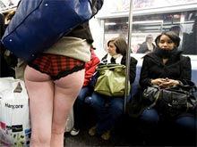 В метро Нью-Йорка прошел \день езды без штанов\