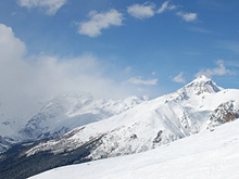 На Домбае неделю ищут пропавшего немецкого туриста