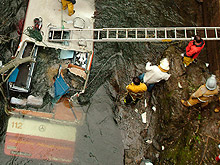 В Китае туристический автобус рухнул в океан: 13 погибших