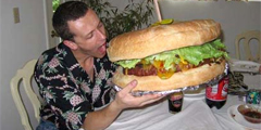 В США соревнуются гигантские гамбургеры
