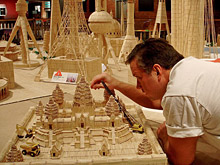 Американец окружил себя мировыми достопримечательностями, потратив 6 млн зубочисток