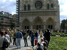 Париж лишился 17% туристов. Парижан просят меньше хамить приезжим