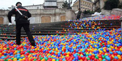 Римский \футурист\ засыпал разноцветными шариками лестницу на пьяцца Испанья