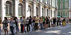 Очередь в Эрмитаж теперь значительно длиннее