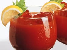 Разгадан секрет томатного сока, который обычно пьют при авиаперелетах