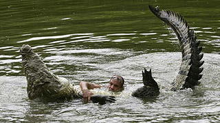 Костариканец развлекает туристов играми с крокодилом-убийцей