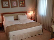 Сотрудники Holiday Inn согреют постели клиентов своими телами