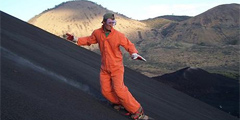 Новый вид спорта – катание на доске с вершины вулкана