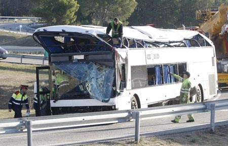 В Испании перевернулся автобус с голландскими школьниками: 1 погибший