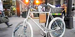 Велосипеды-призраки призывают туристов быть осторожнее