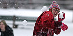 В Швейцарии туристы играют в снежки