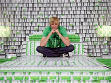 В Нью-Йорке построен отель из пластиковых карт