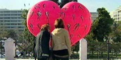 Улицы Афин украшены гигантскими сердцами