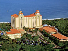 В США британцы-расисты отказались от услуг чернокожего работника отеля