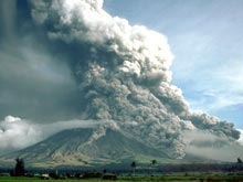 На Филиппины съезжаются туристы, привлеченные извержением вулкана