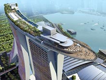 В Сингапуре появился трехбашенный отель с кораблем на крыше