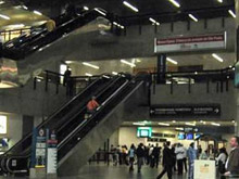 В бразильском аэропорту уже месяц живет многодетная семья из Панамы