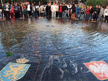 Отметив 1150-летие Новгорода, туристы набросали в Ганзейский фонтан 15 тысяч рублей