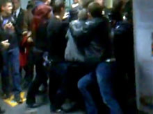 В киевском аэропорту запертые на 12 часов пассажиры подрались с милицией