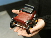 На Урале 10-летний сирота слепил из теста коллекцию автомашин для британского музея