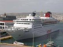 В греческом порту туристы подрались с пикетчиками, чтобы прорваться на судно