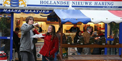 11 июня Нидерланды празднуют начало сезона \новой селедки\