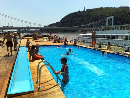 На Дунае появился плавучий пляж