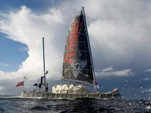 Барон Ротшильд пересек Тихий океан на судне из пластиковых бутылок