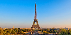 Эйфелева башня отмечает юбилей