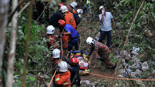 В Малайзии автобус упал в 60-метровый овраг