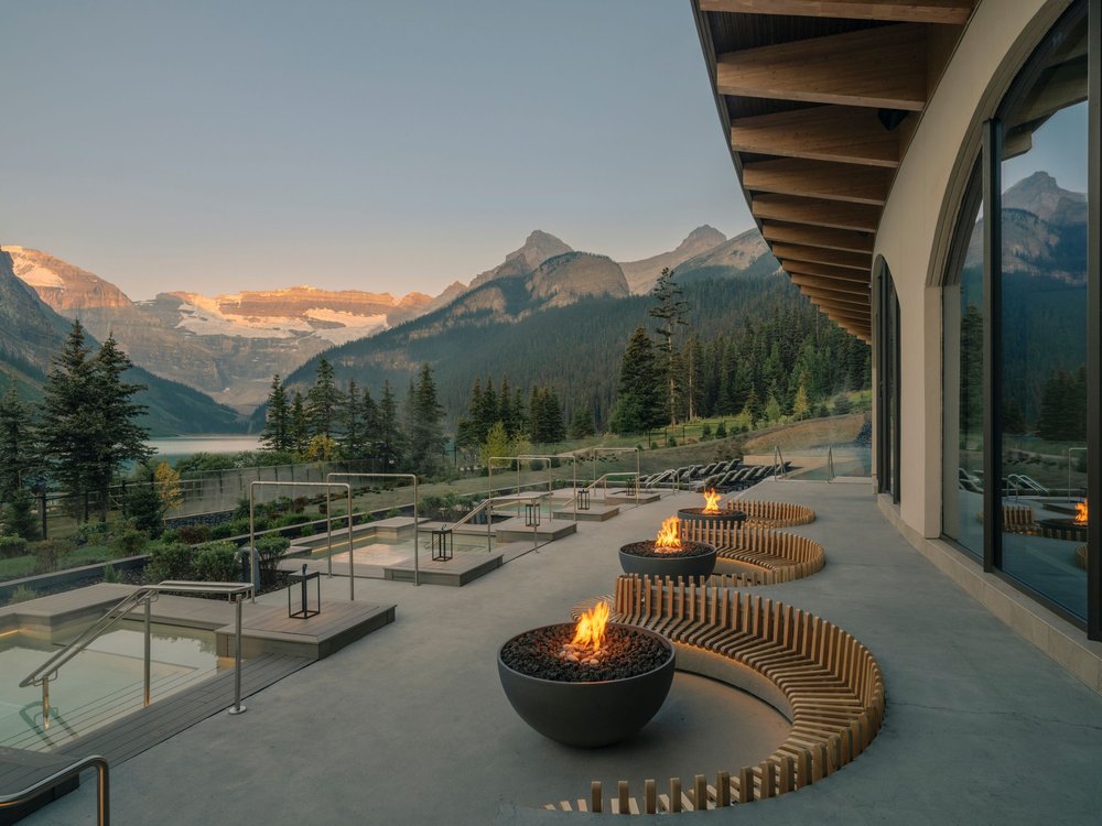 Горячие ванны у ледяного озера: Fairmont открывает спа с видом на канадские Альпы