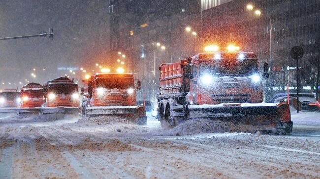 Москва в снежном плену: столица сражается с рекордной метелью