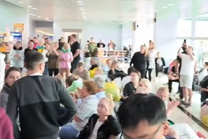 Шесть часов в ловушке на взлетной полосе: как пассажиры из Фукуока ждали домой