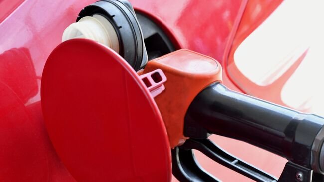 Шри-Ланка в тисках бензинового кризиса: туристы стоят в очередях из-за новой системы