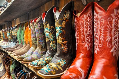 Ковбойский шик и седло за цену айфона: что удивляет россиян в магазинах Мексики