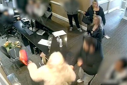 Буйный трио устроило погром в британском отеле: огнетушитель, водка и цветочные горшки