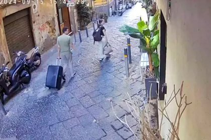 Статуэтка с неба: в Неаполе подросток убил туристку, сбросив с балкона двухкилограммовое божество