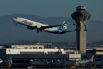 «Стюардессы истекали кровью»: пассажирка подала в суд на Alaska Airlines после жуткой турбулентности