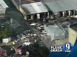 В США грузовой самолет потерпел крушение, зацепившись крылом за крышу супермаркета (ФОТО)